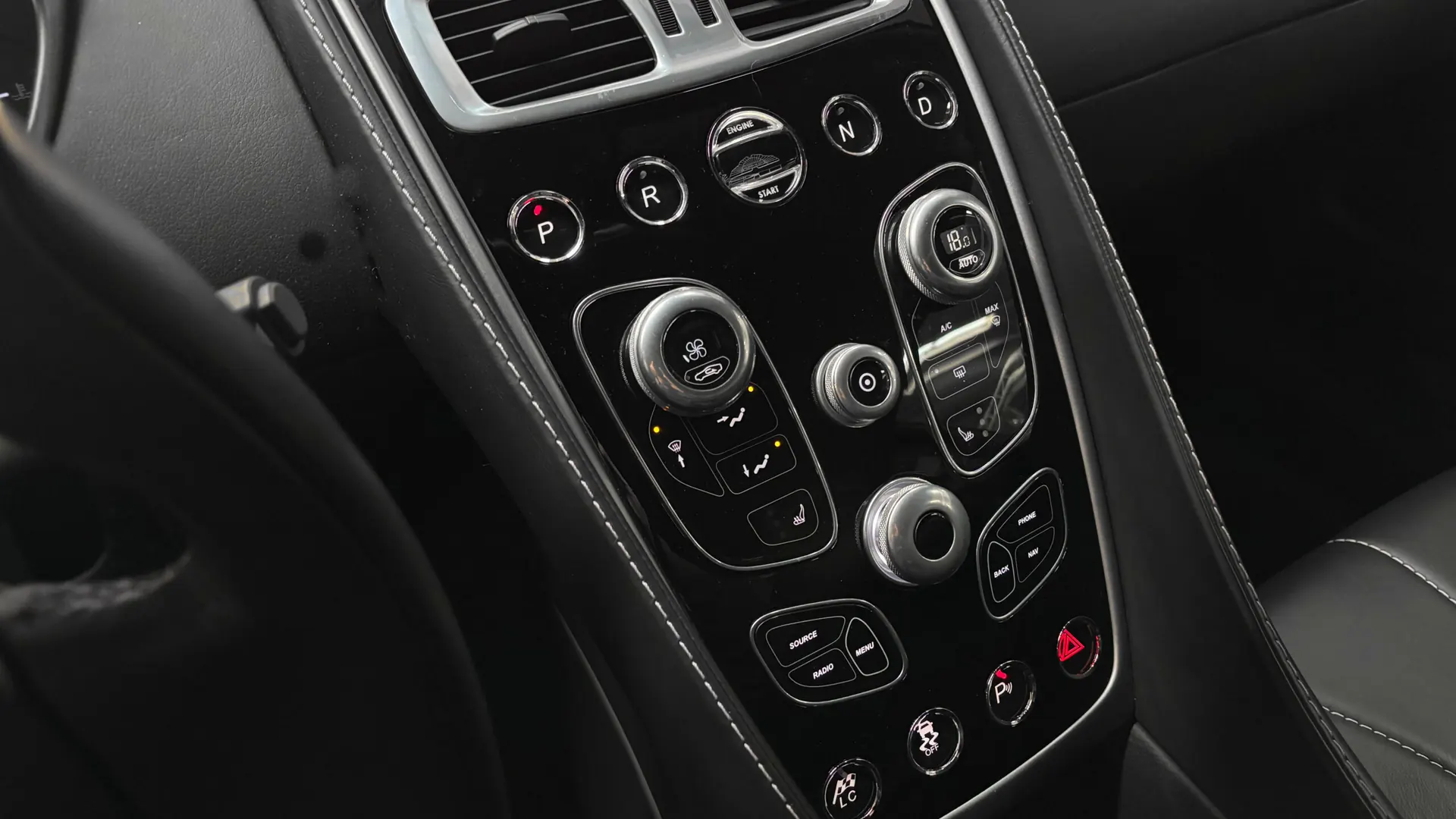 Aston Martin VANQUISH — photo 40