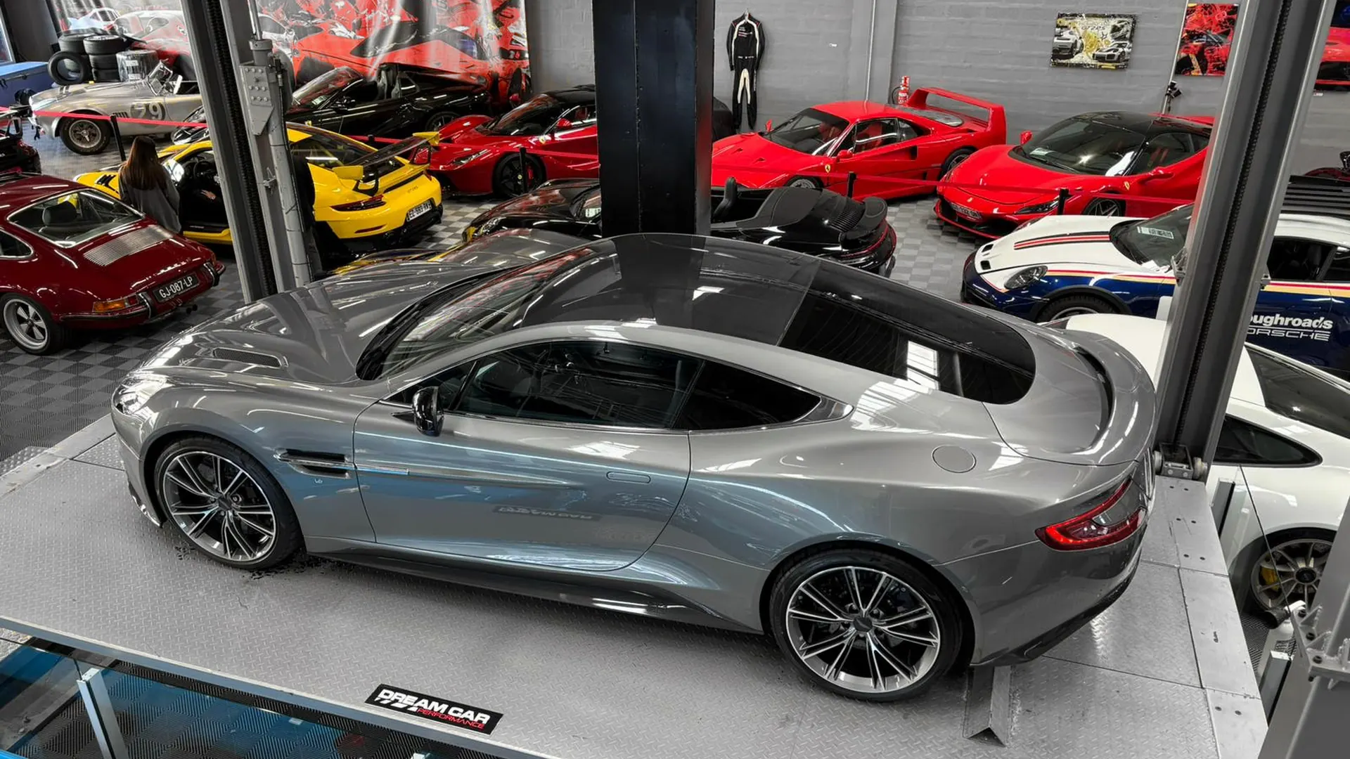 Aston Martin VANQUISH — photo 2