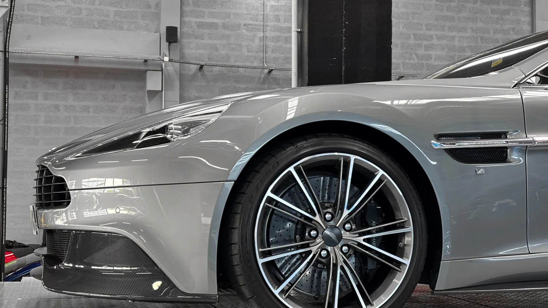 Aston Martin VANQUISH — photo 32