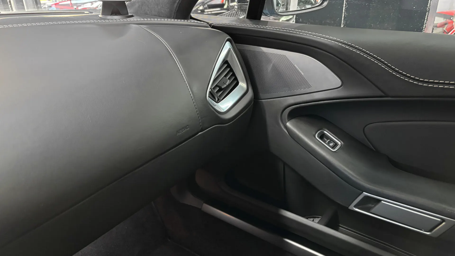 Aston Martin VANQUISH — photo 37