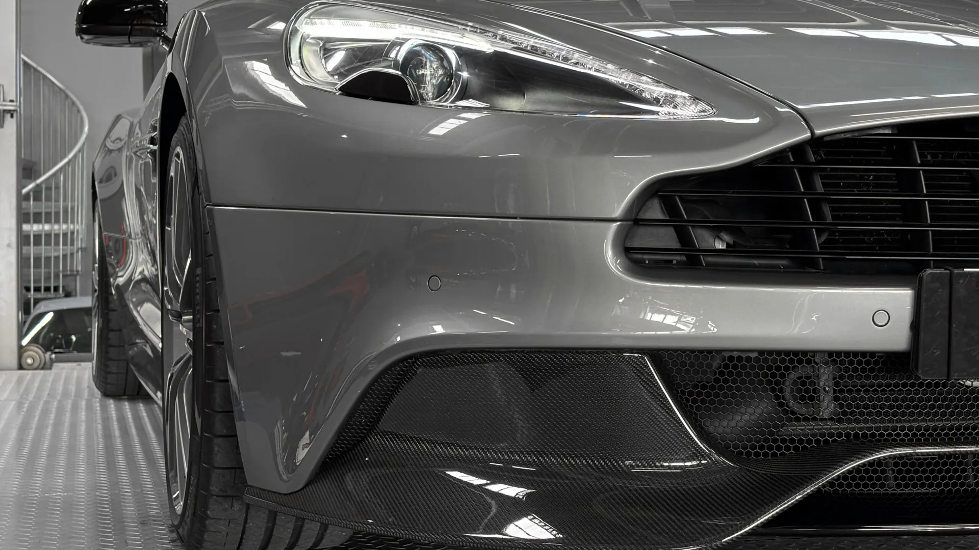 Aston Martin VANQUISH — photo 11
