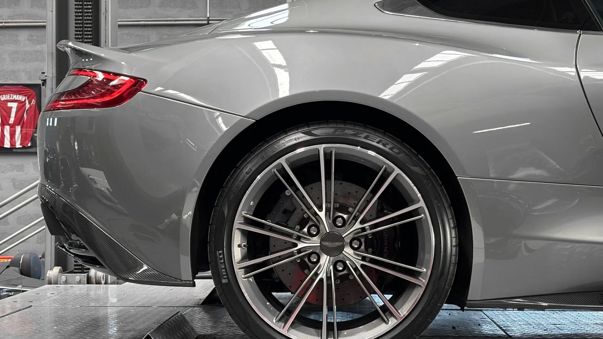 Aston Martin VANQUISH — photo 13