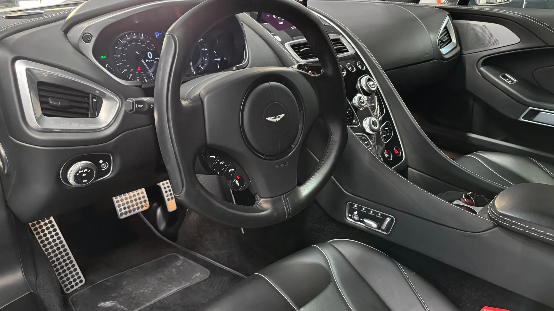 Aston Martin VANQUISH — photo 43