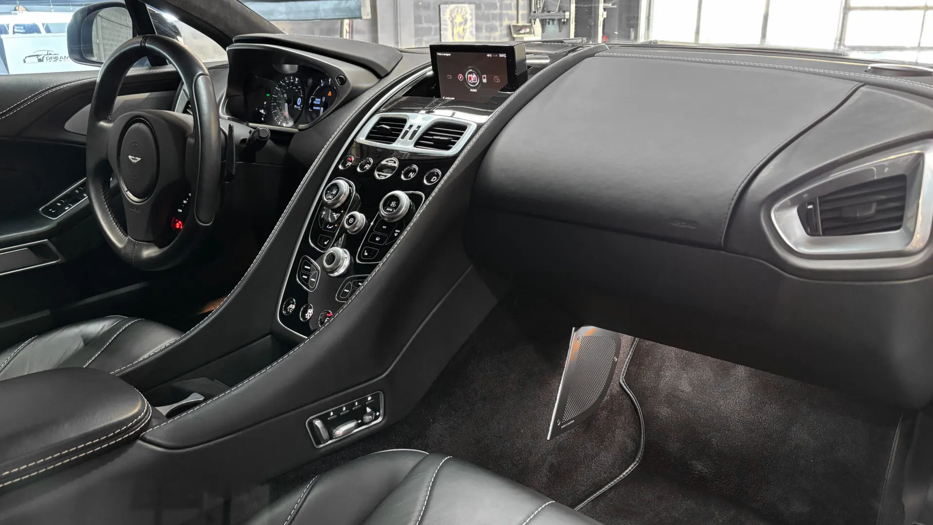 Aston Martin VANQUISH — photo 47