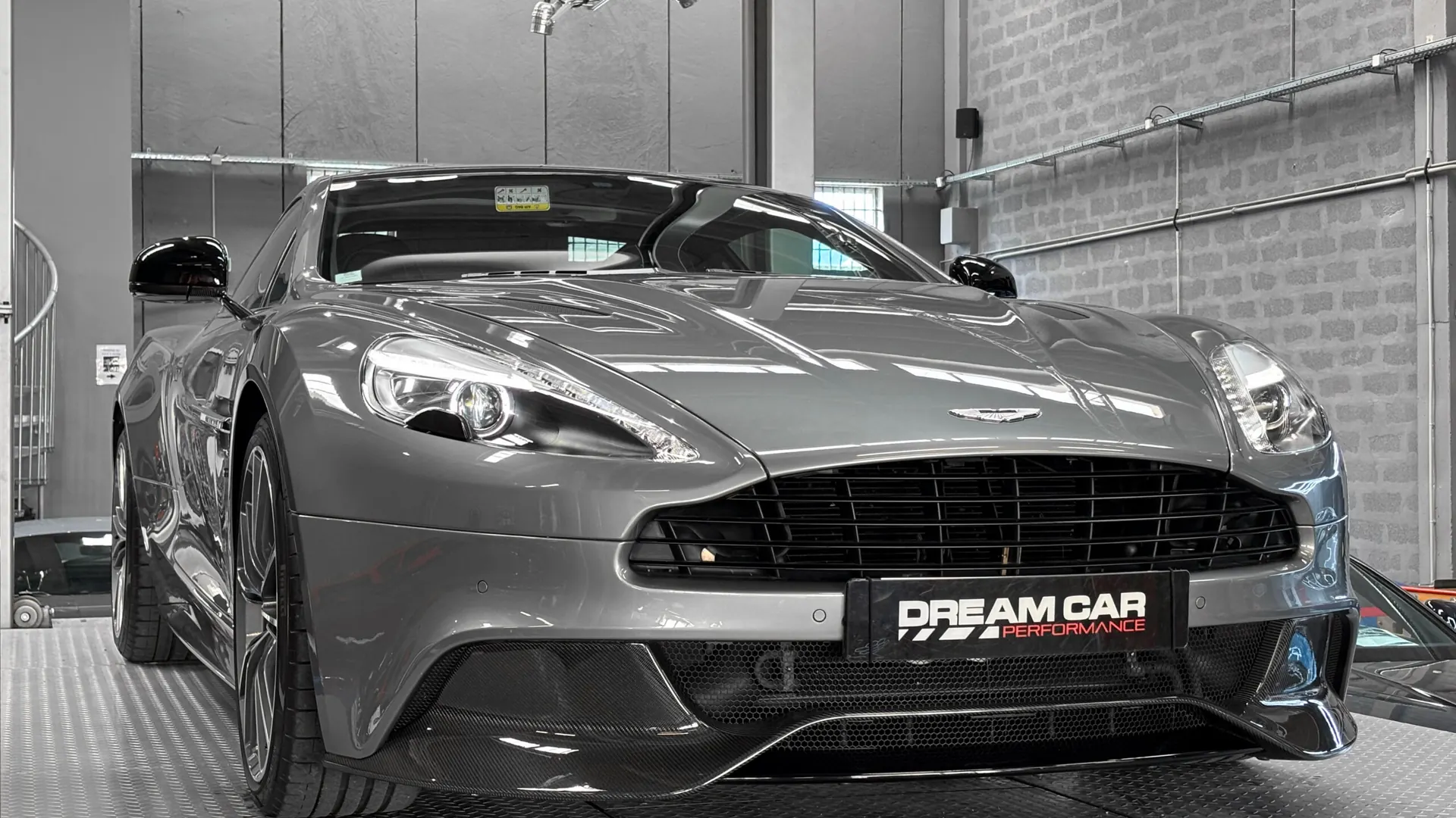 Aston Martin VANQUISH — photo 8