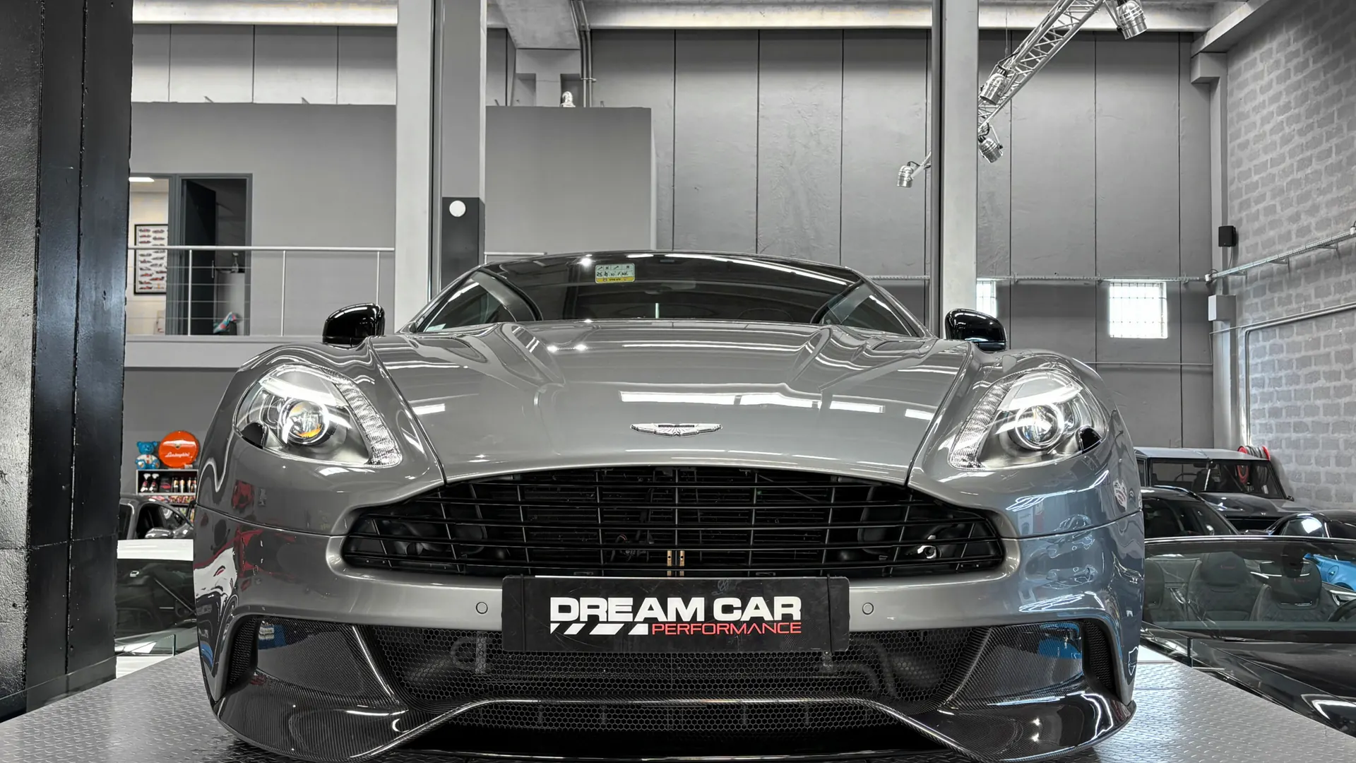 Aston Martin VANQUISH — photo 9