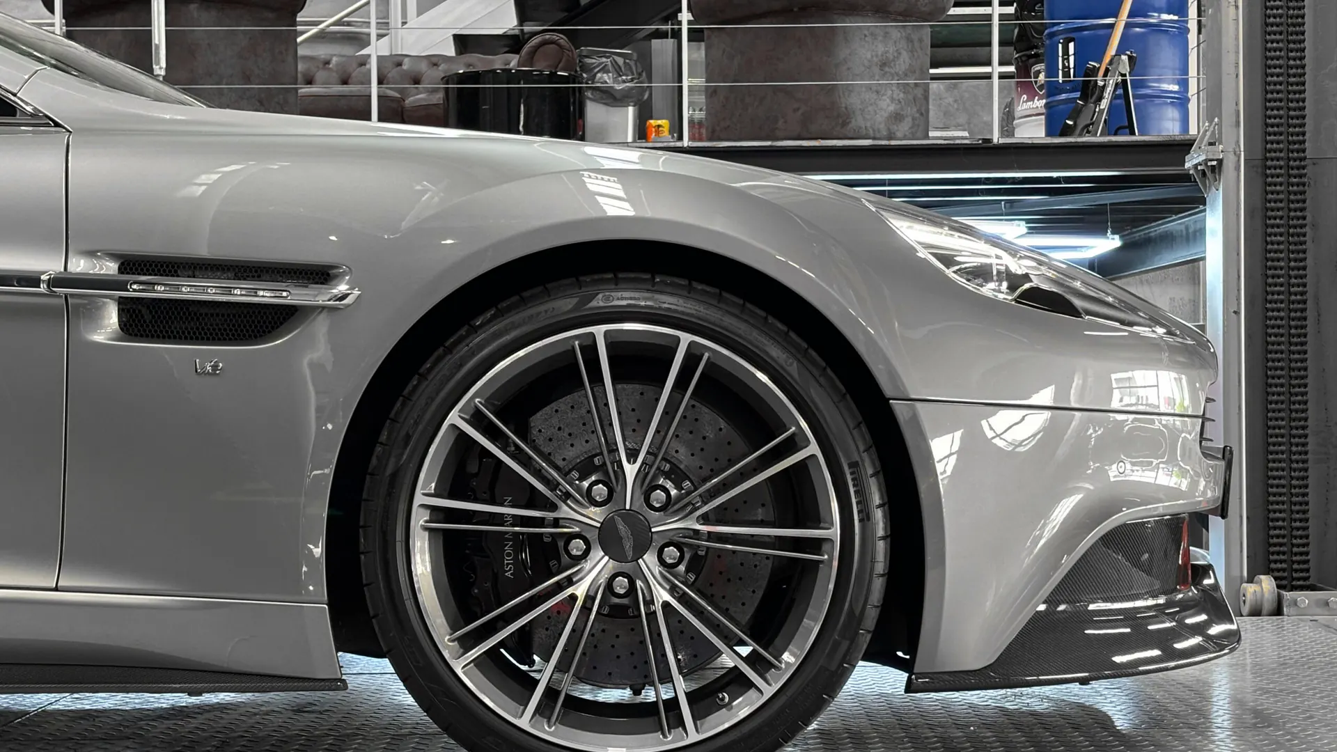 Aston Martin VANQUISH — photo 12