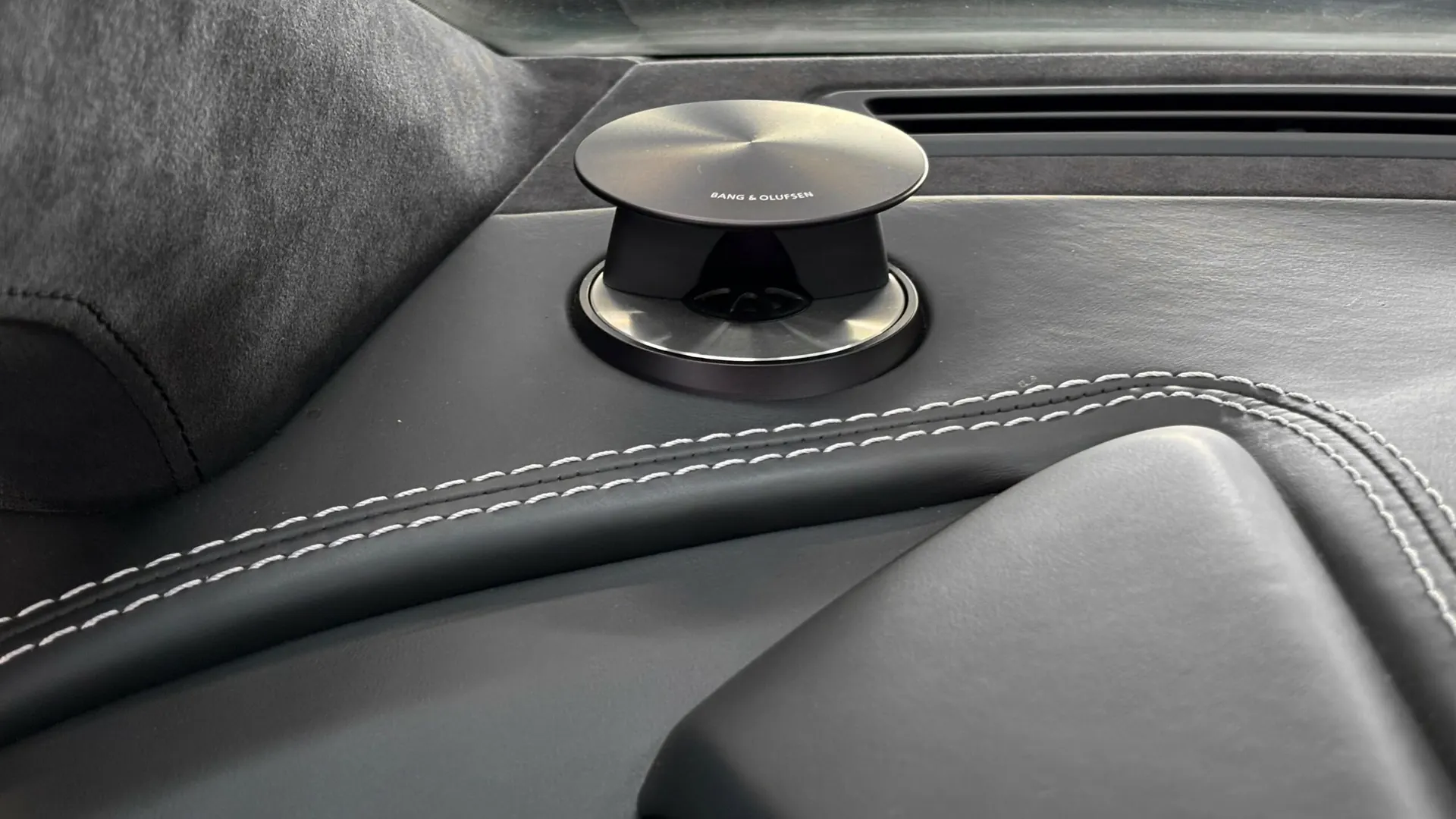 Aston Martin VANQUISH — photo 36