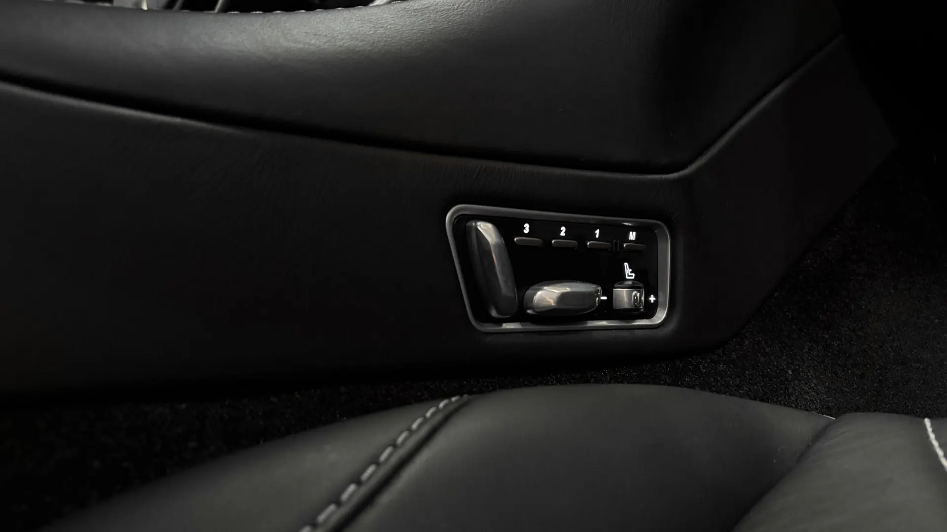 Aston Martin VANQUISH — photo 48