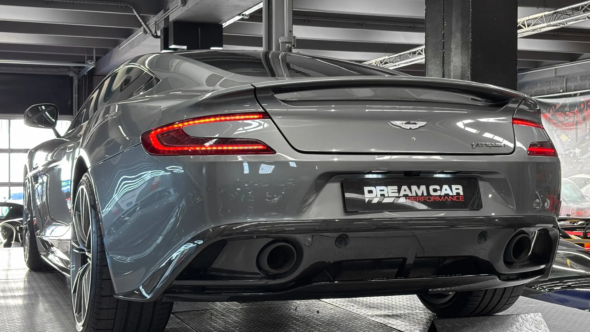 Aston Martin VANQUISH — photo 16