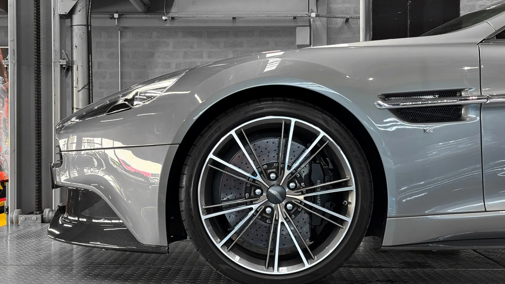 Aston Martin VANQUISH — photo 19