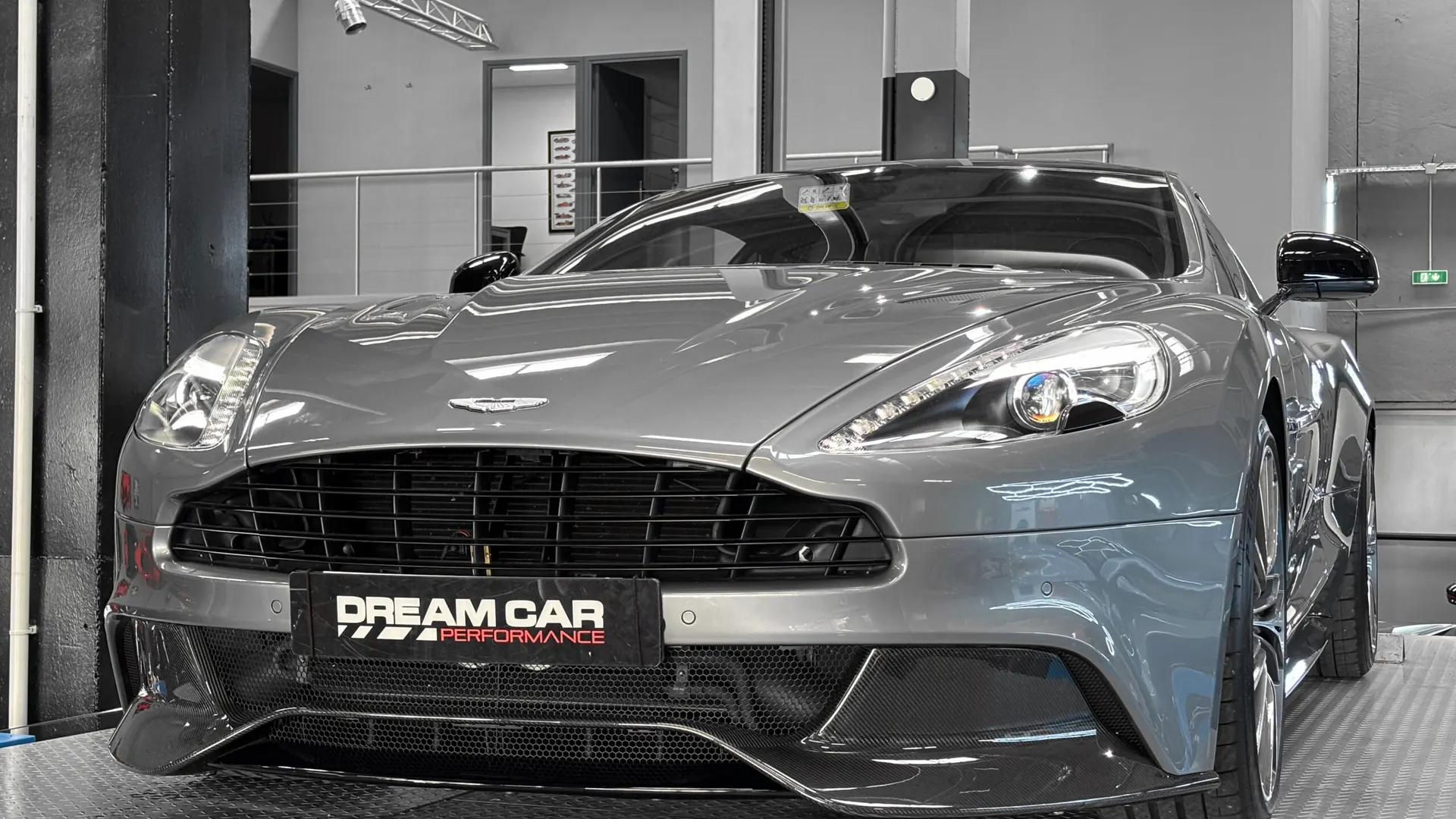 Aston Martin VANQUISH — photo 10