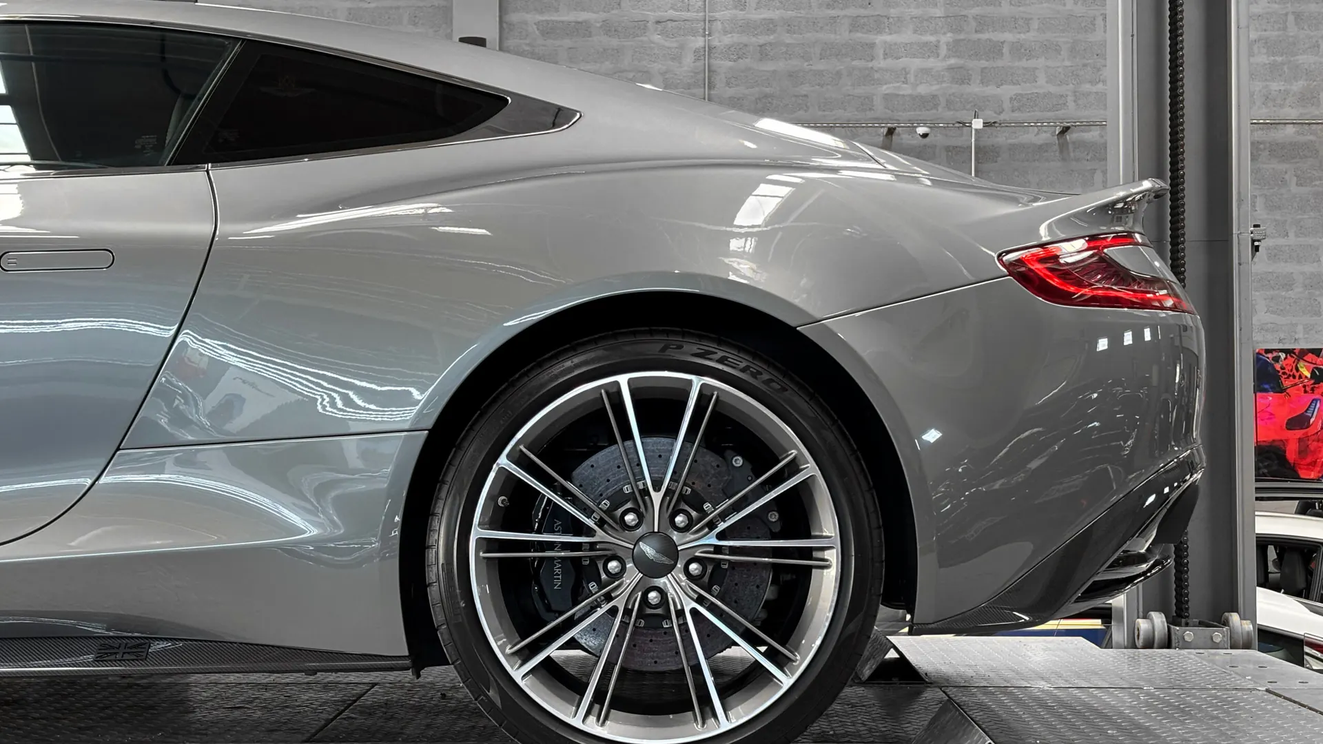 Aston Martin VANQUISH — photo 18