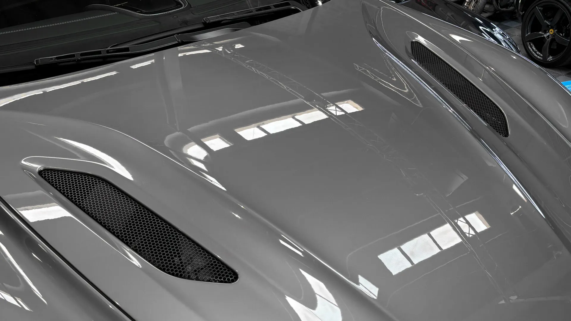 Aston Martin VANQUISH — photo 21