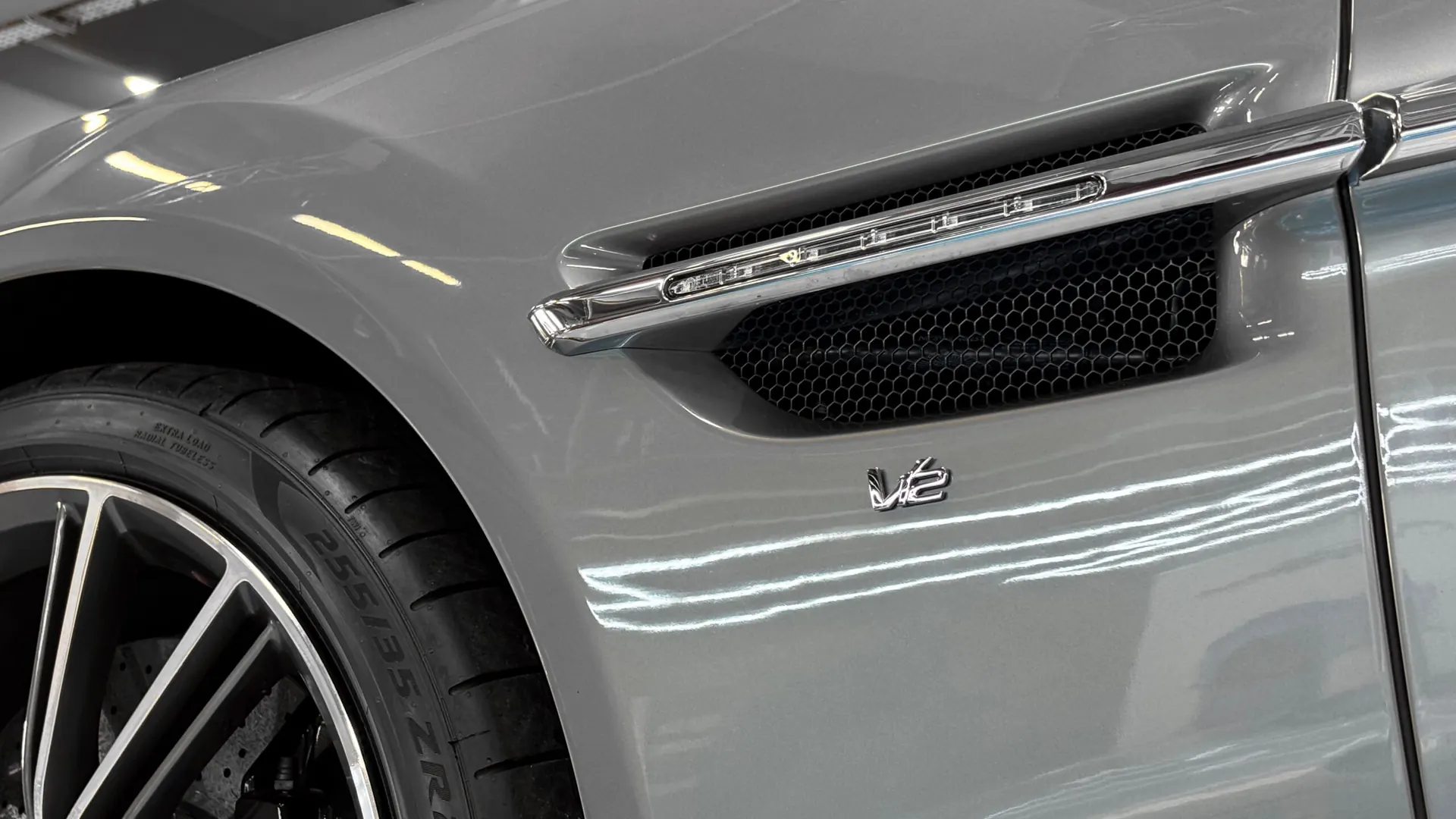Aston Martin VANQUISH — photo 33