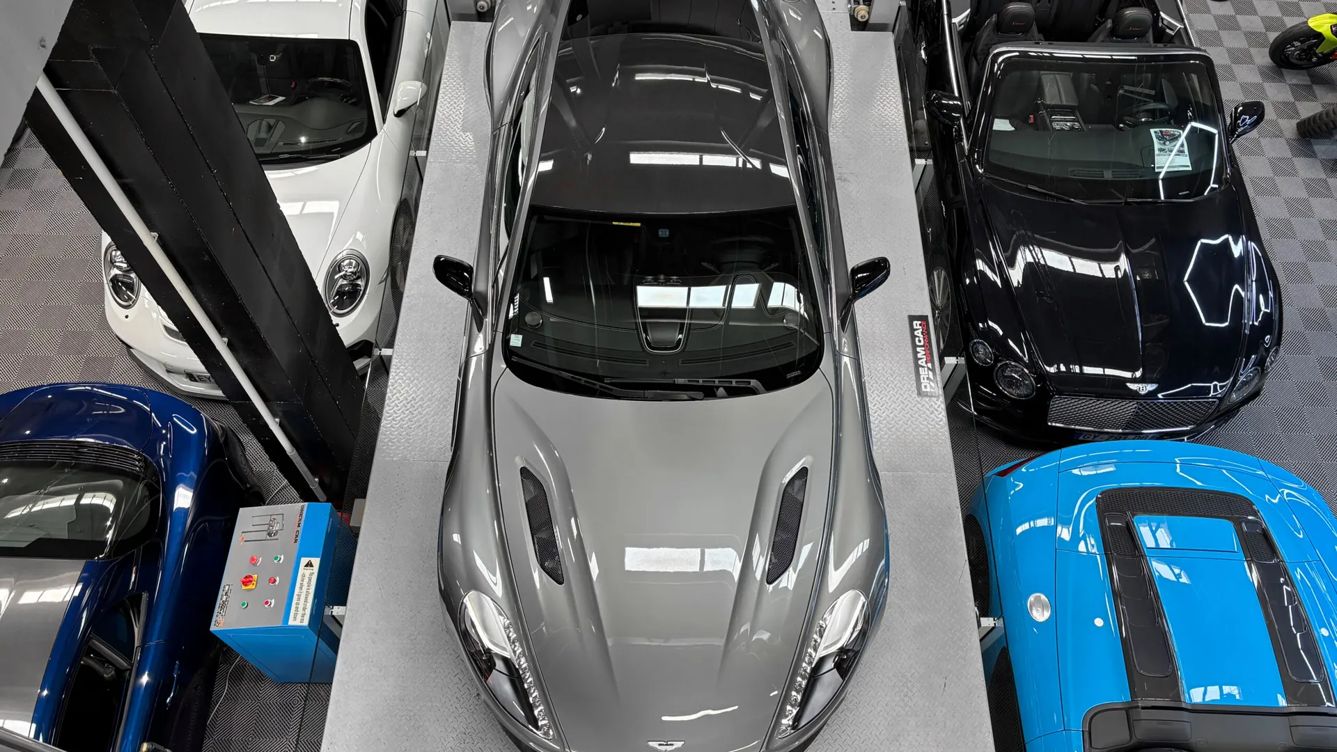 Aston Martin VANQUISH — photo 5