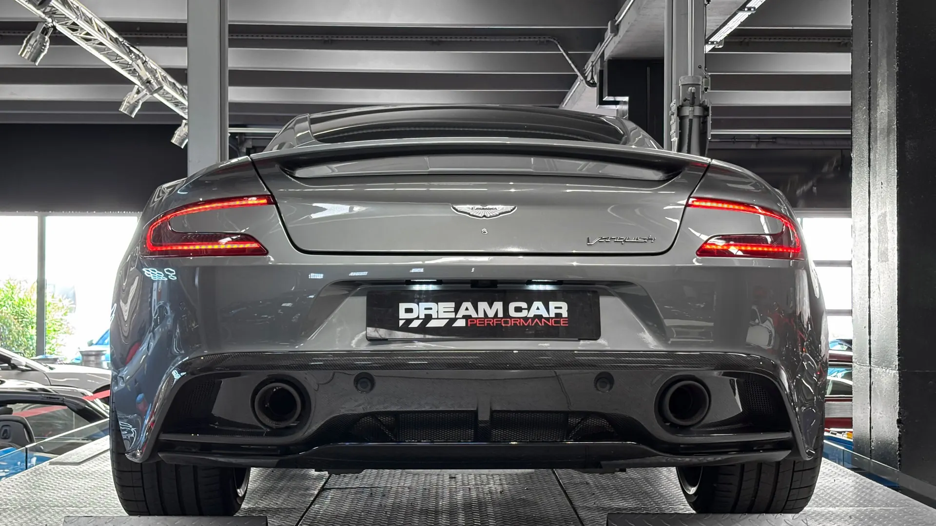 Aston Martin VANQUISH — photo 15