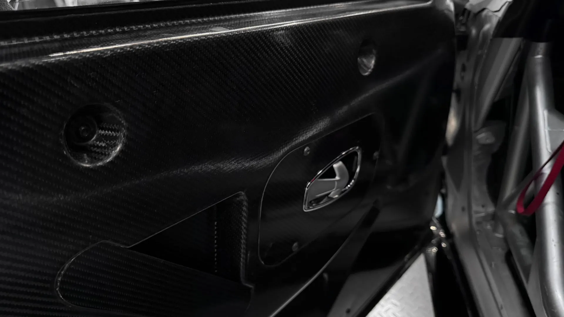 Aston Martin Vantage — photo 13
