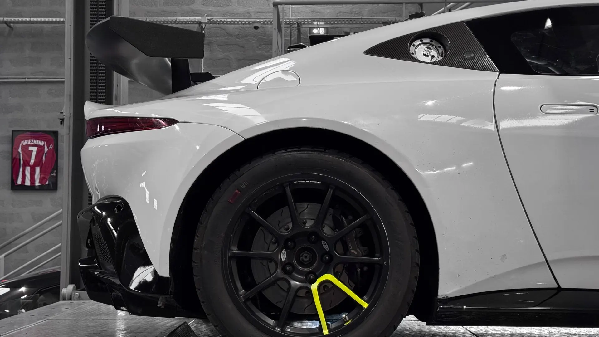 Aston Martin Vantage — photo 7