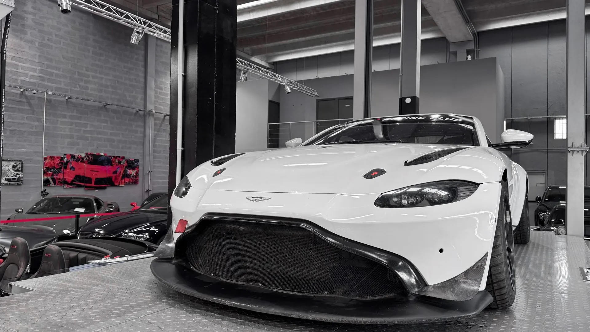 Aston Martin Vantage — photo 4