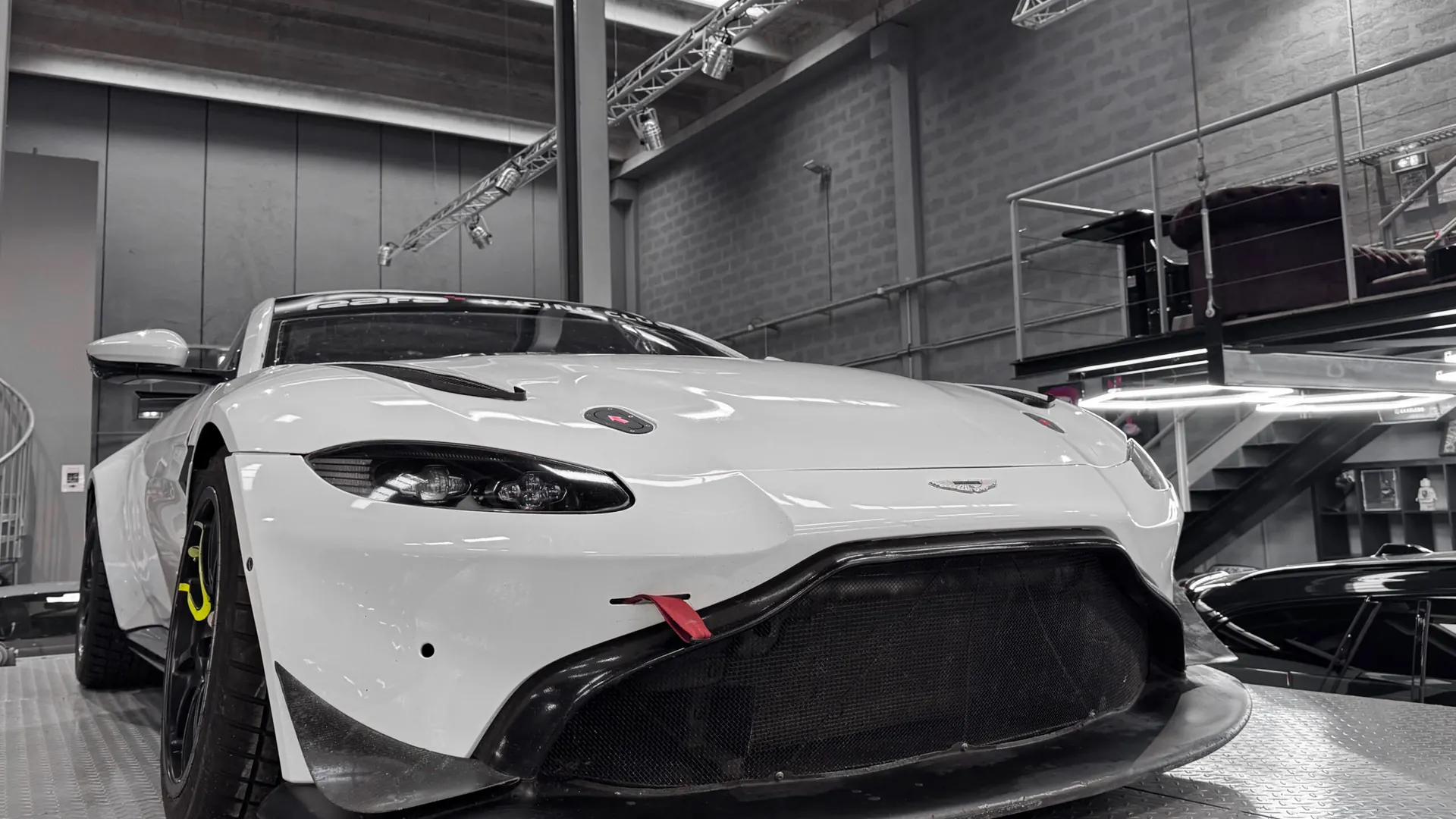 Aston Martin VANTAGE — photo 10
