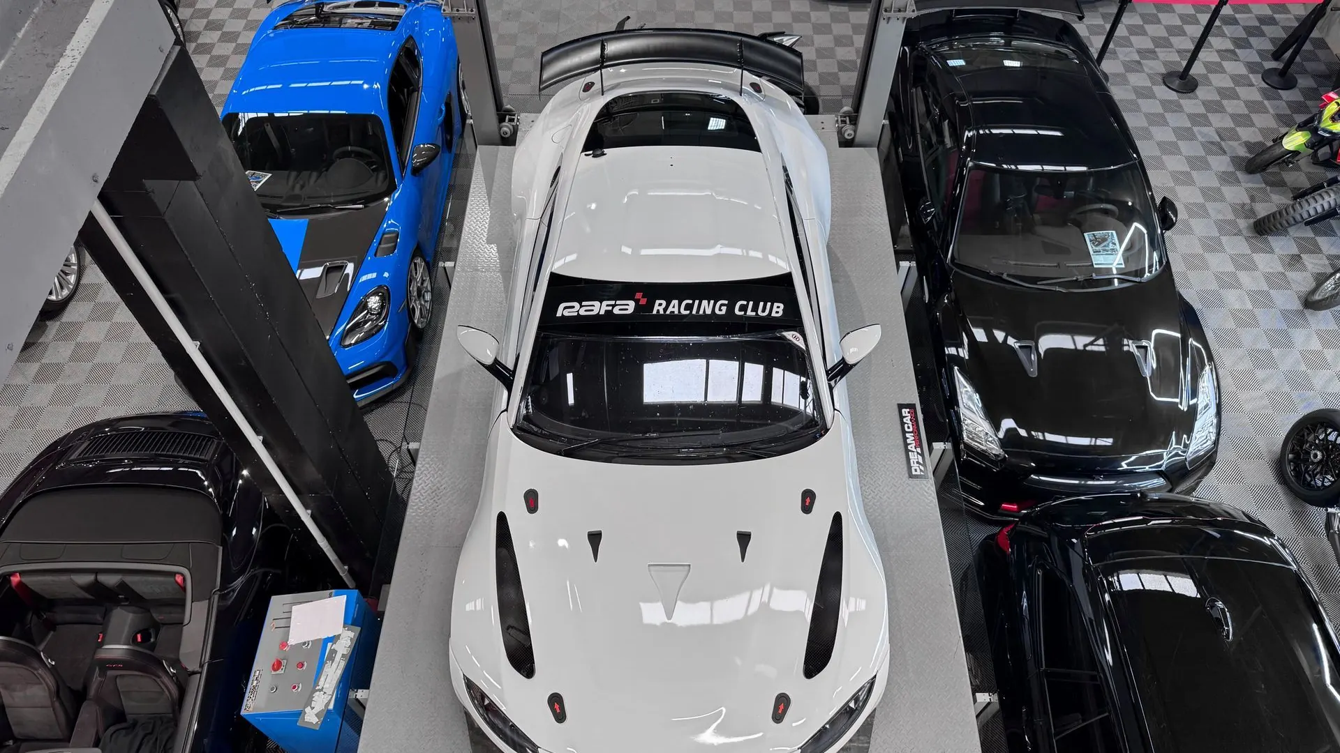 Aston Martin Vantage — photo 10