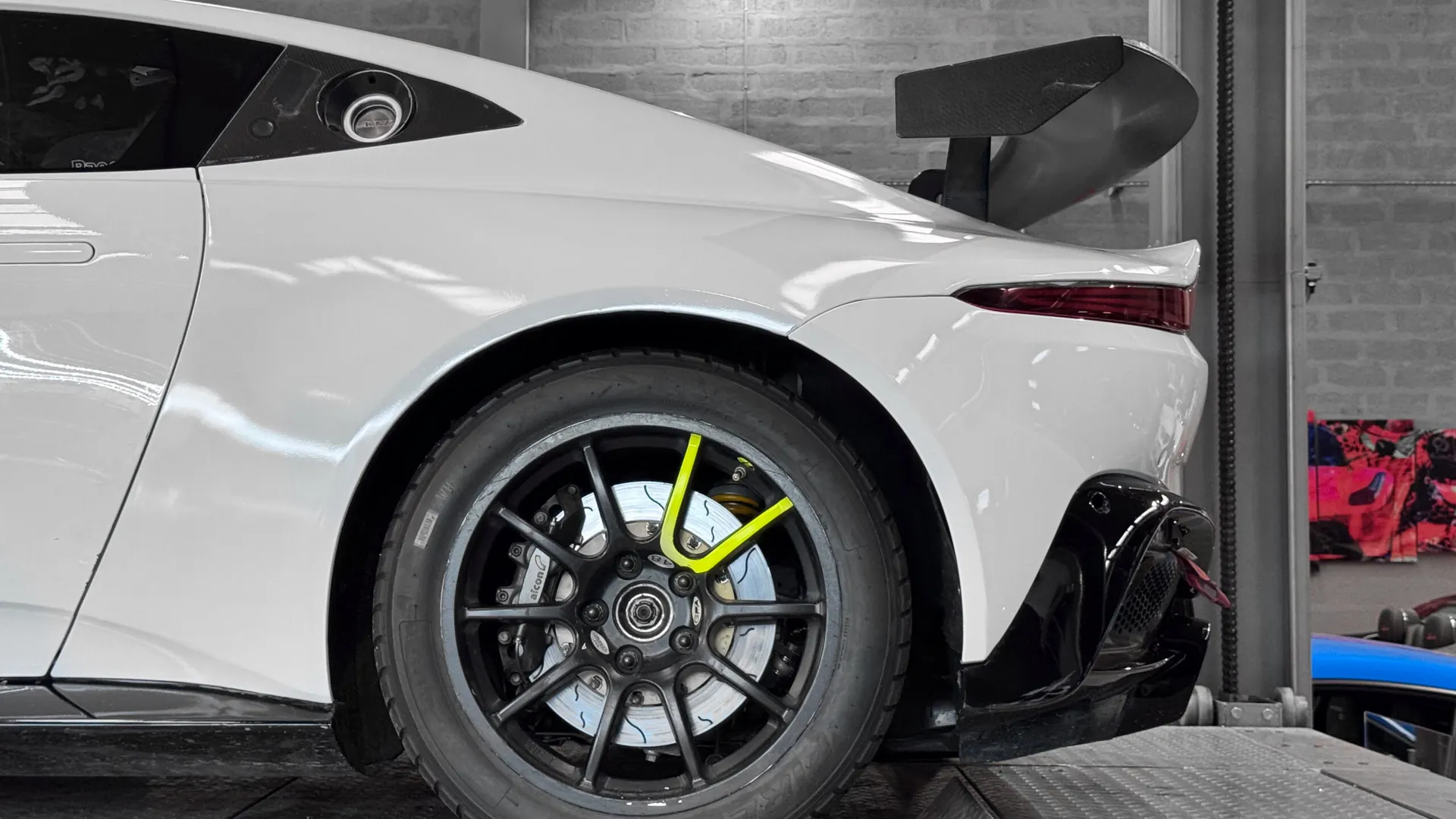 Aston Martin VANTAGE — photo 22