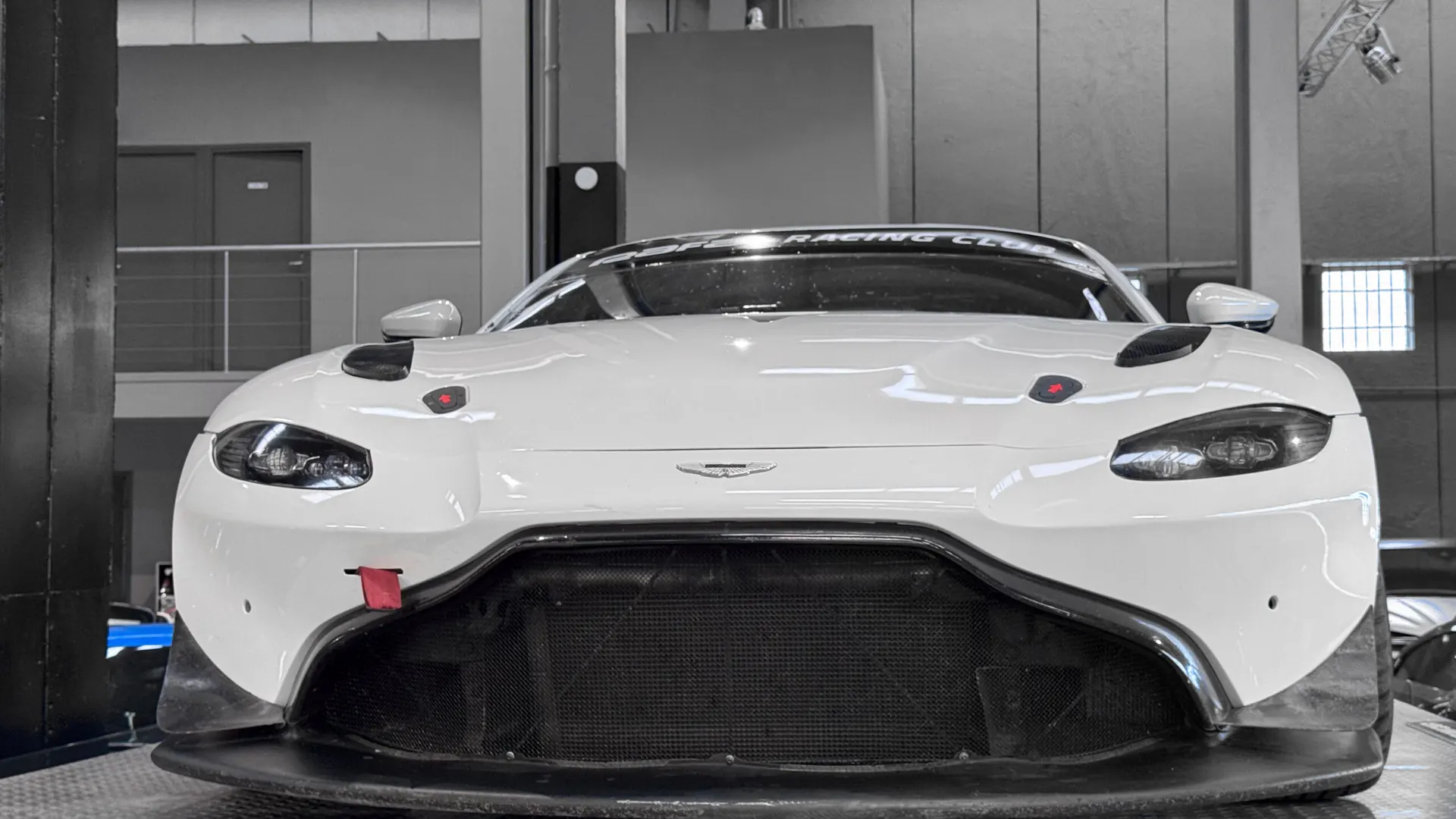 Aston Martin VANTAGE — photo 11
