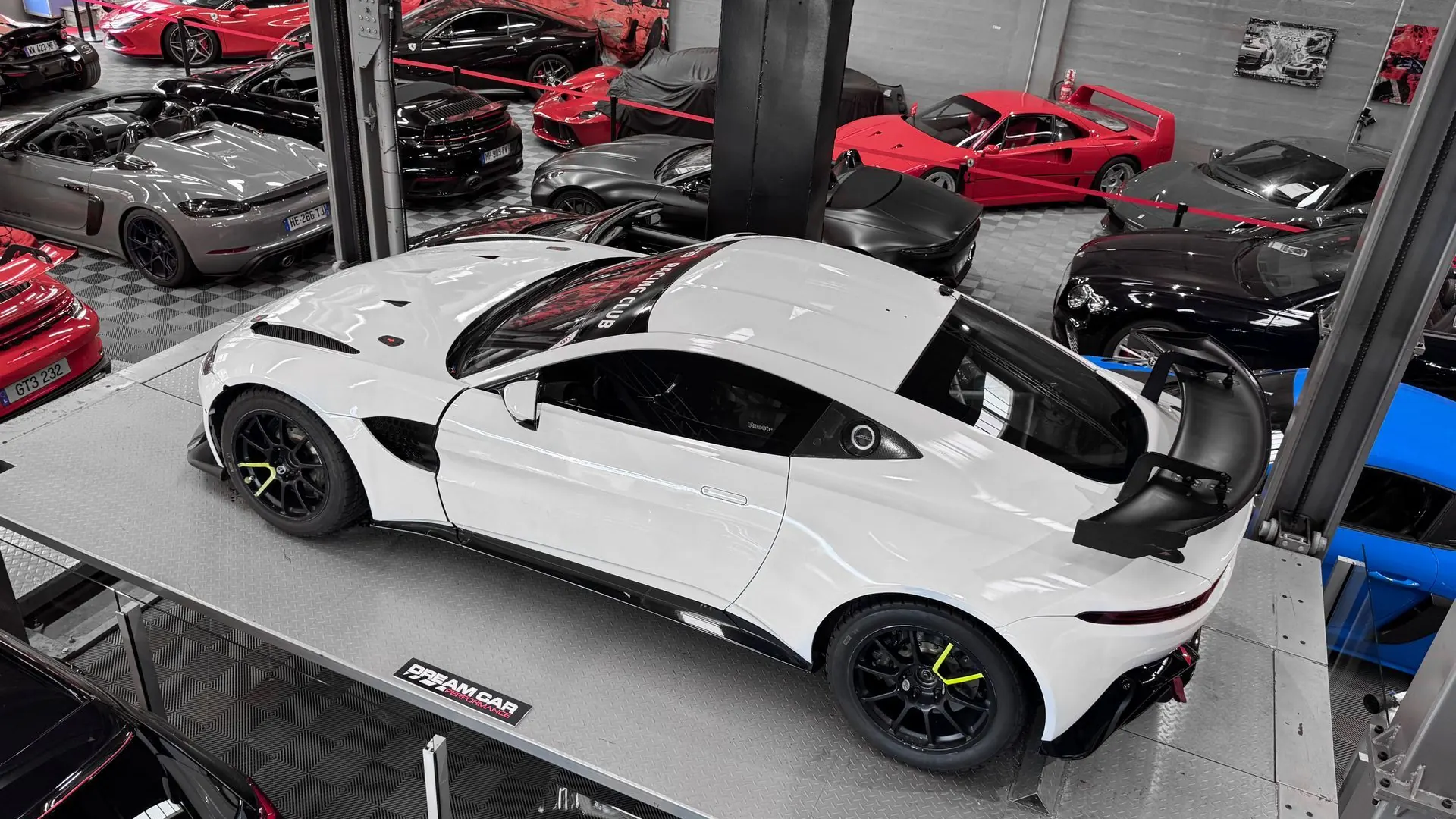 Aston Martin Vantage — photo 3