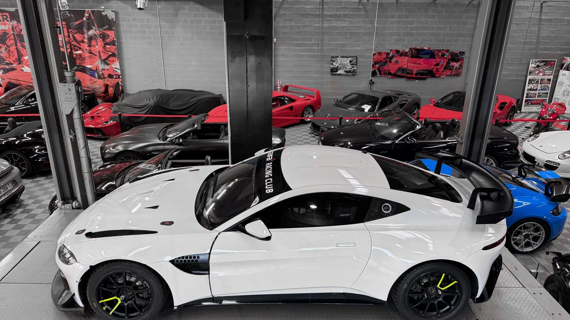 Aston Martin Vantage — photo 2