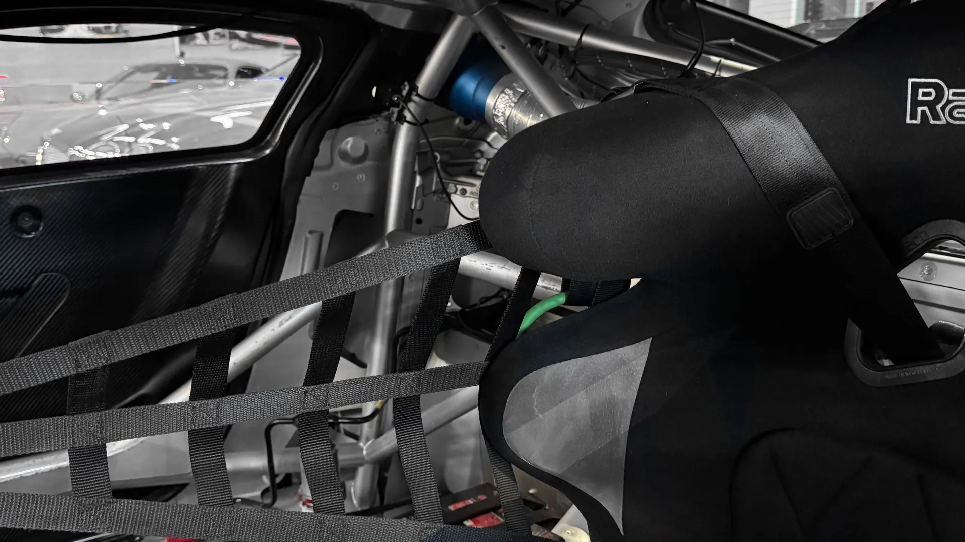 Aston Martin Vantage — photo 12