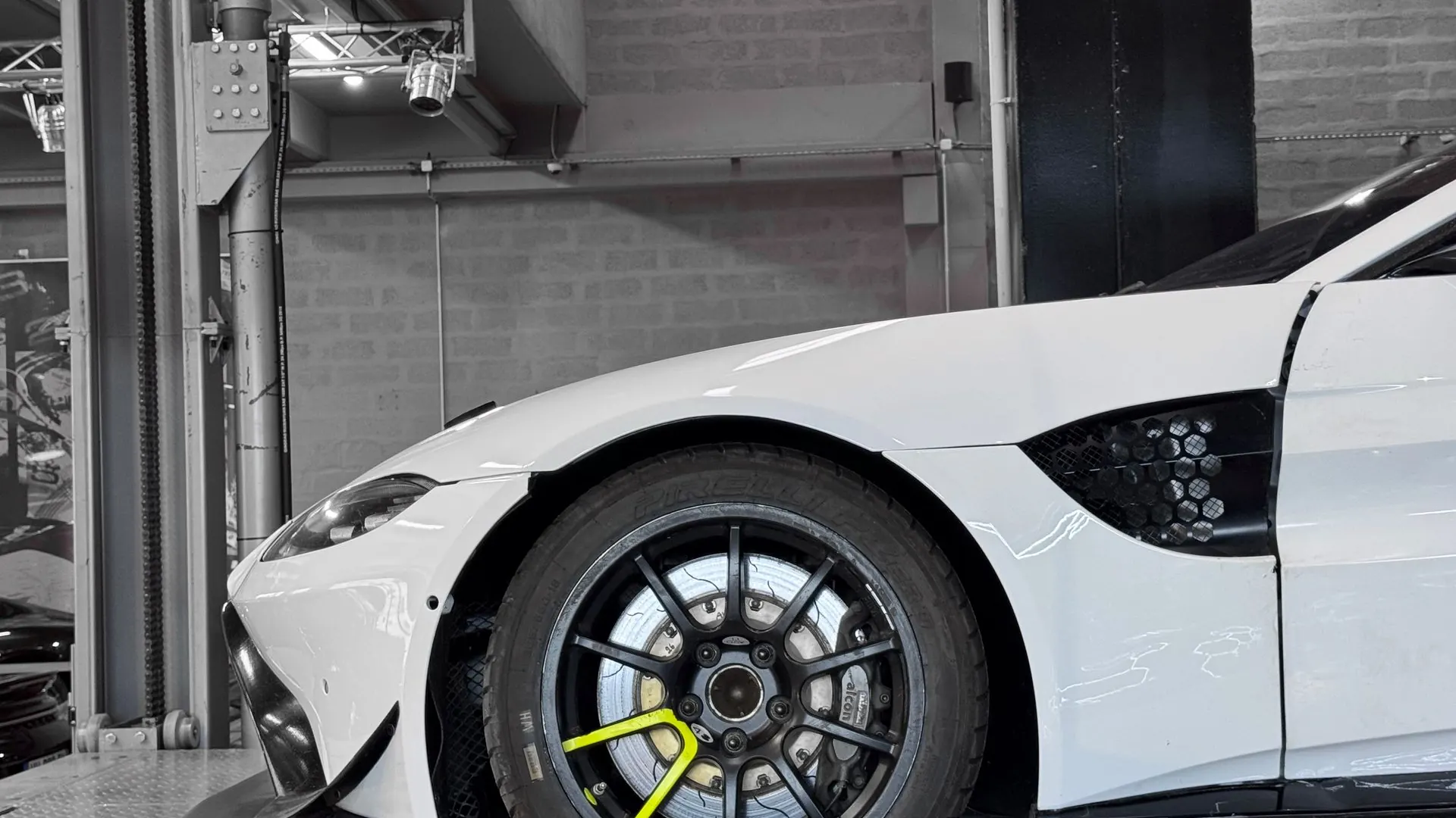 Aston Martin Vantage — photo 5