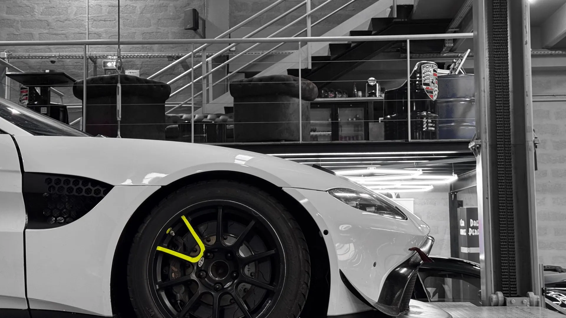 Aston Martin Vantage — photo 8