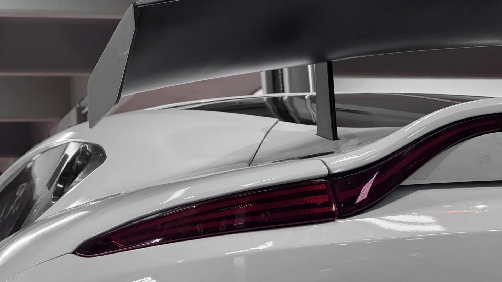 Aston Martin VANTAGE — photo 36