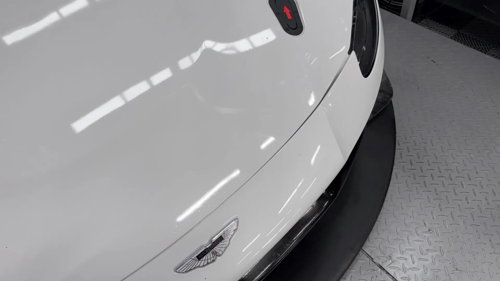 Aston Martin VANTAGE — photo 34