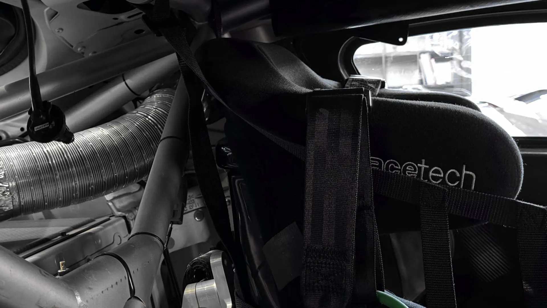 Aston Martin Vantage — photo 15