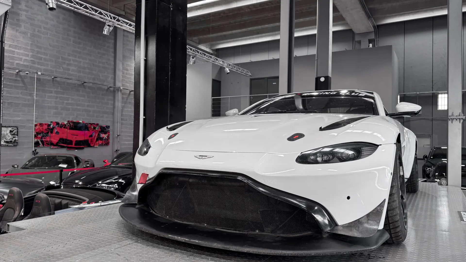 Aston Martin VANTAGE — photo 12