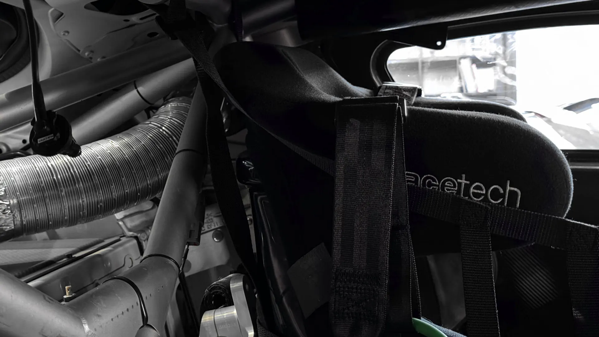Aston Martin VANTAGE — photo 17