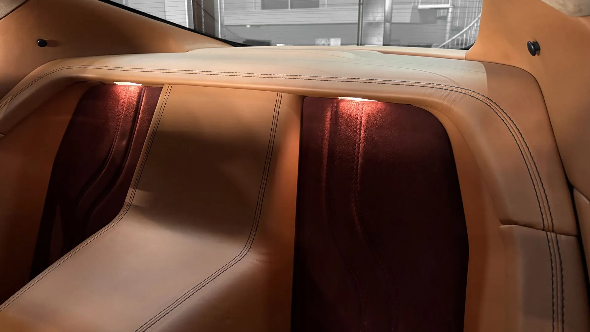 Aston Martin DBS — photo 18