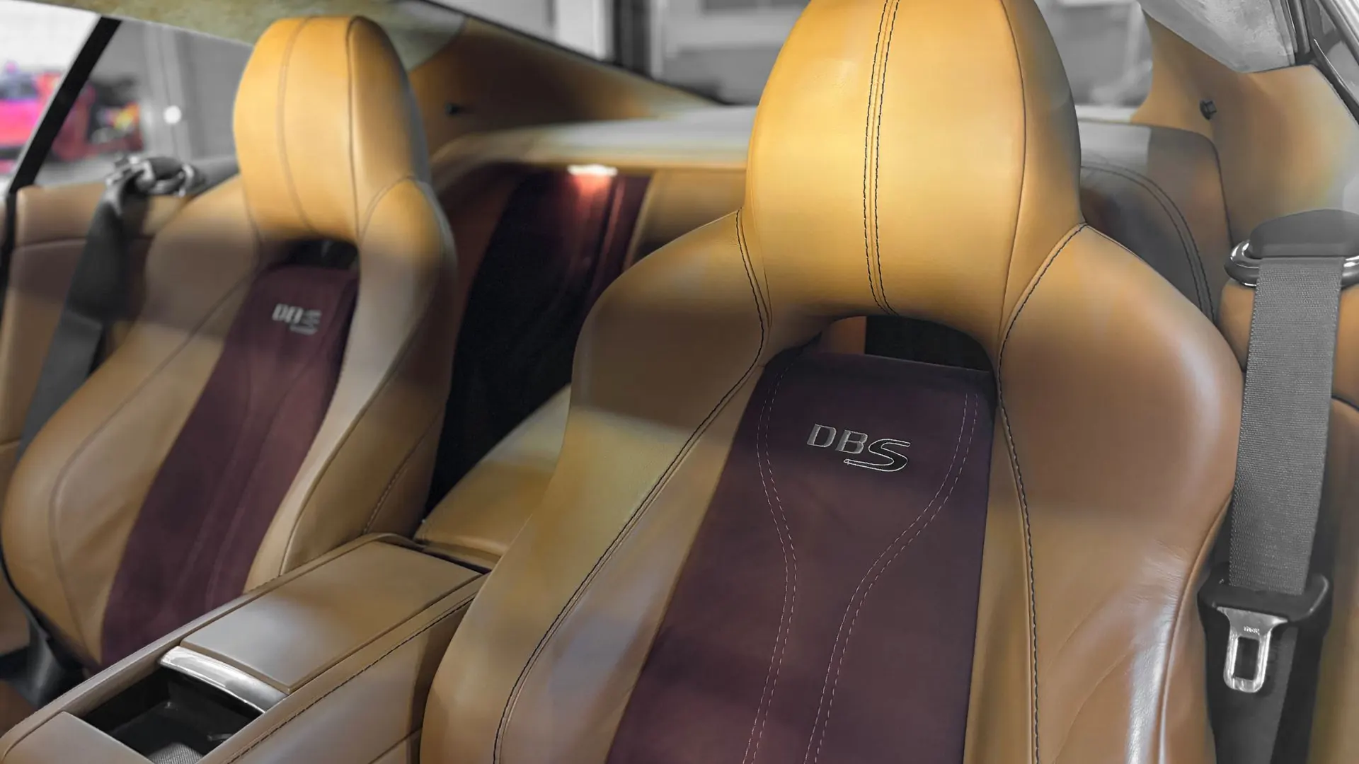 Aston Martin DBS — photo 13