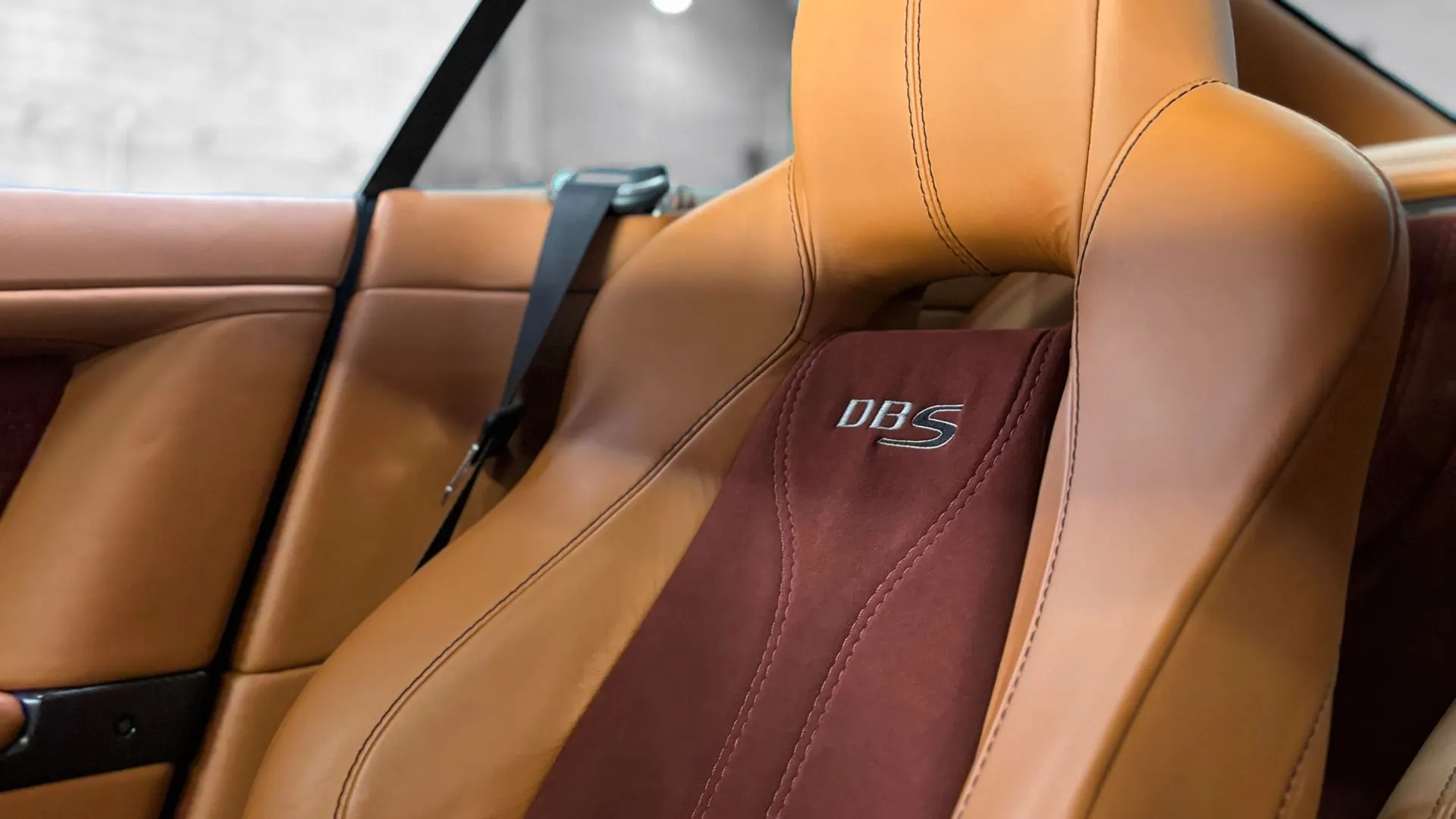 Aston Martin DBS — photo 14