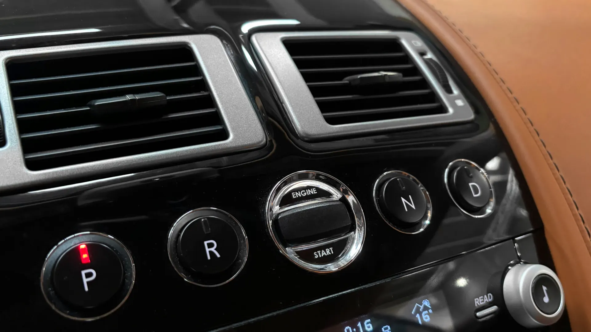 Aston Martin DBS — photo 45