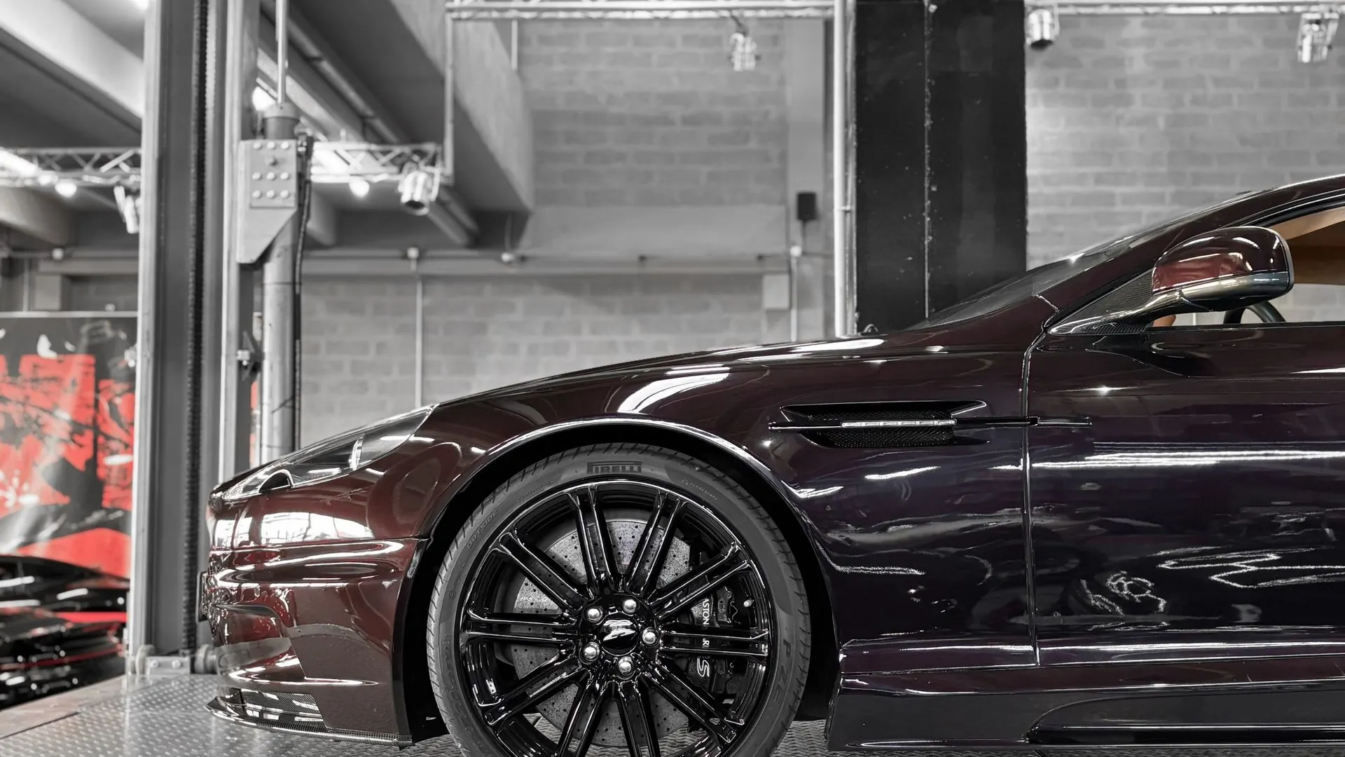 Aston Martin DBS — photo 5