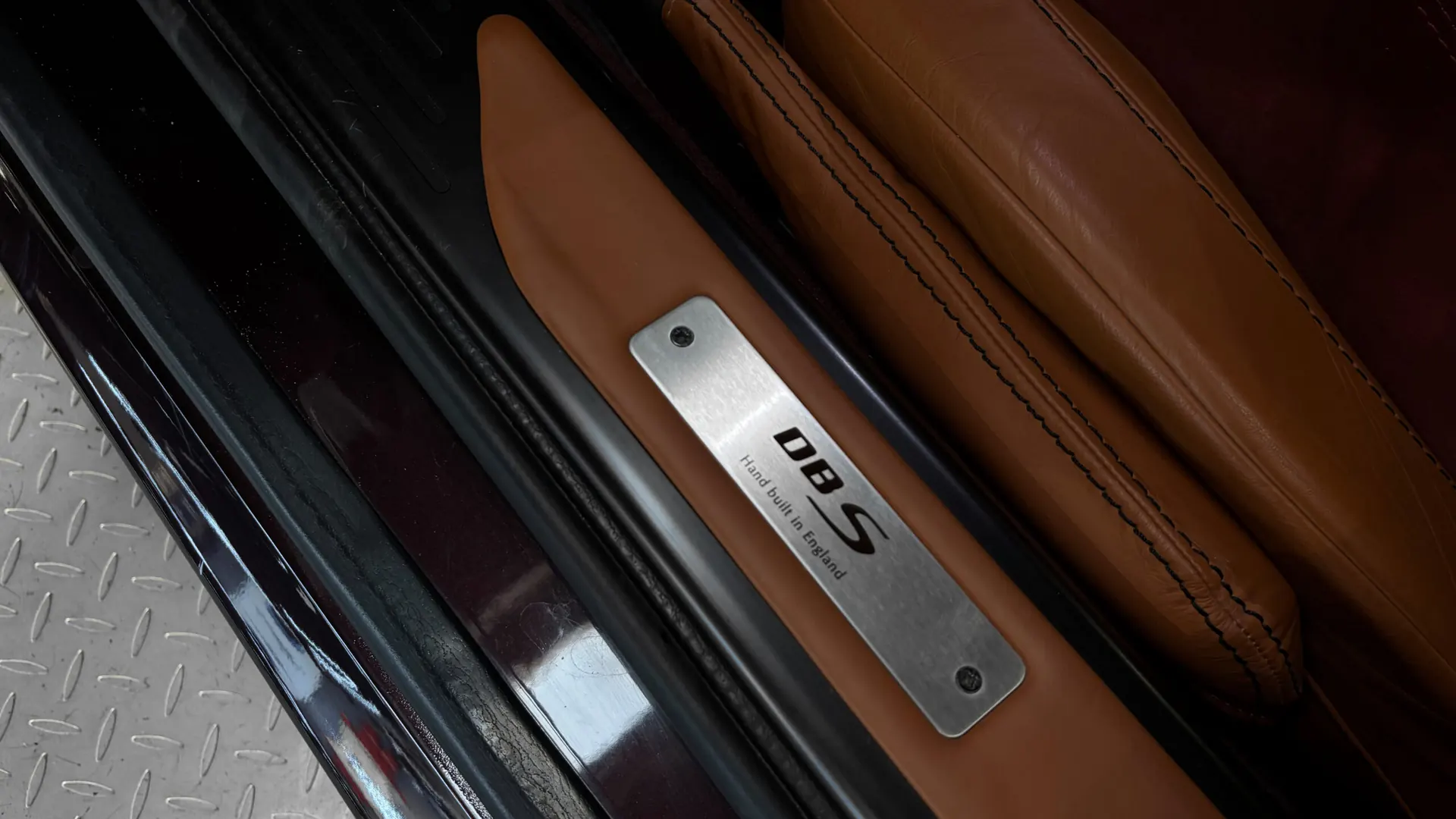 Aston Martin DBS — photo 31