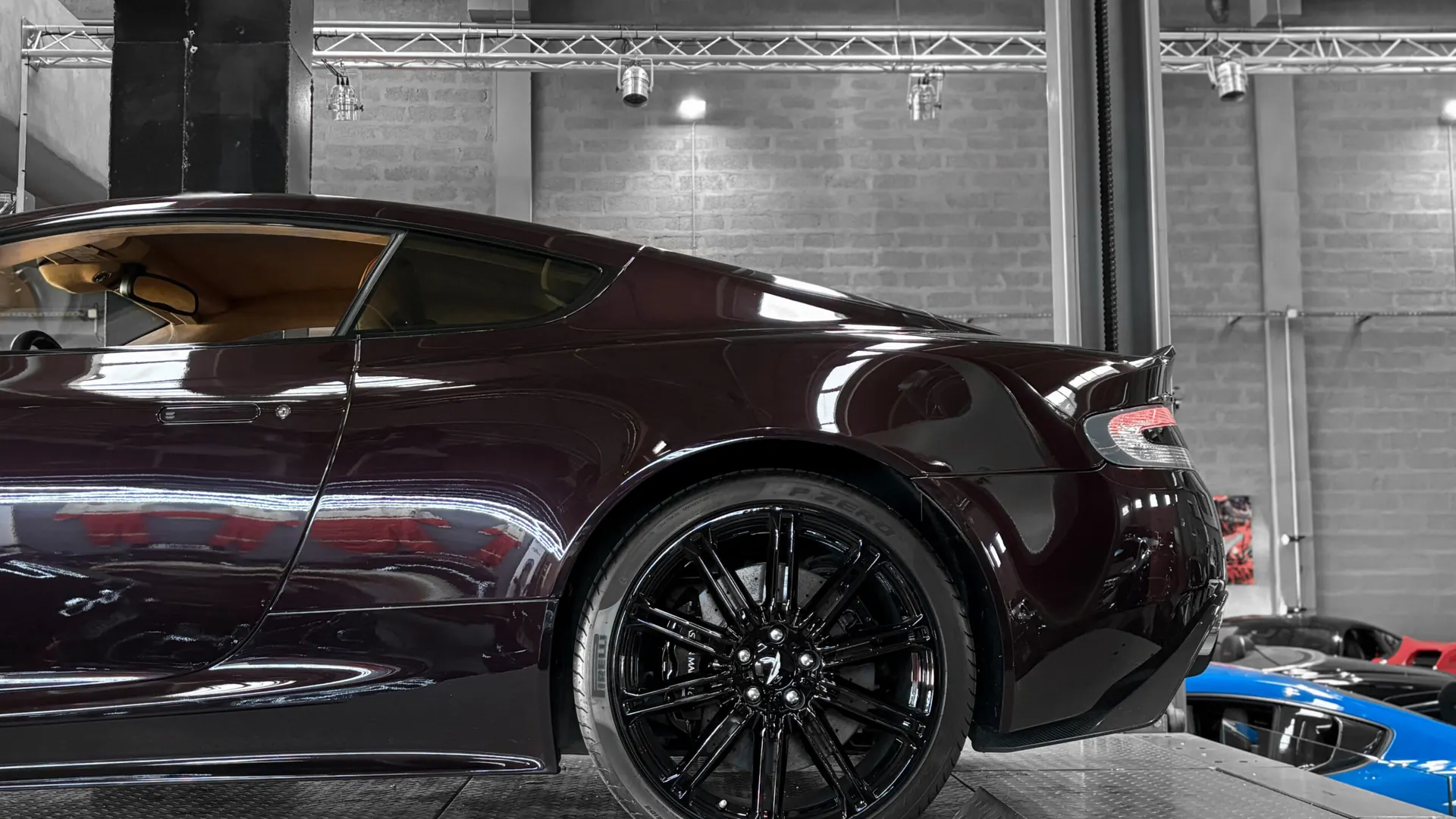 Aston Martin DBS — photo 11