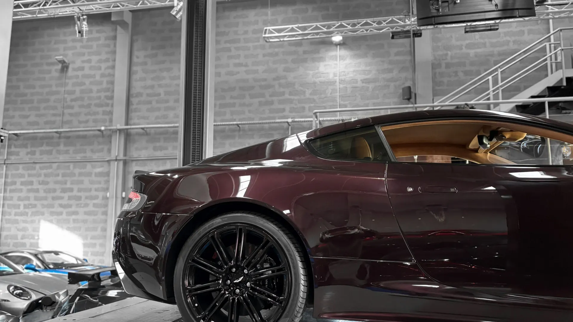 Aston Martin DBS — photo 17