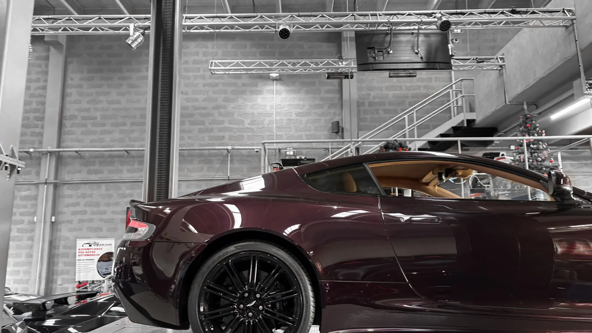 Aston Martin DBS — photo 15