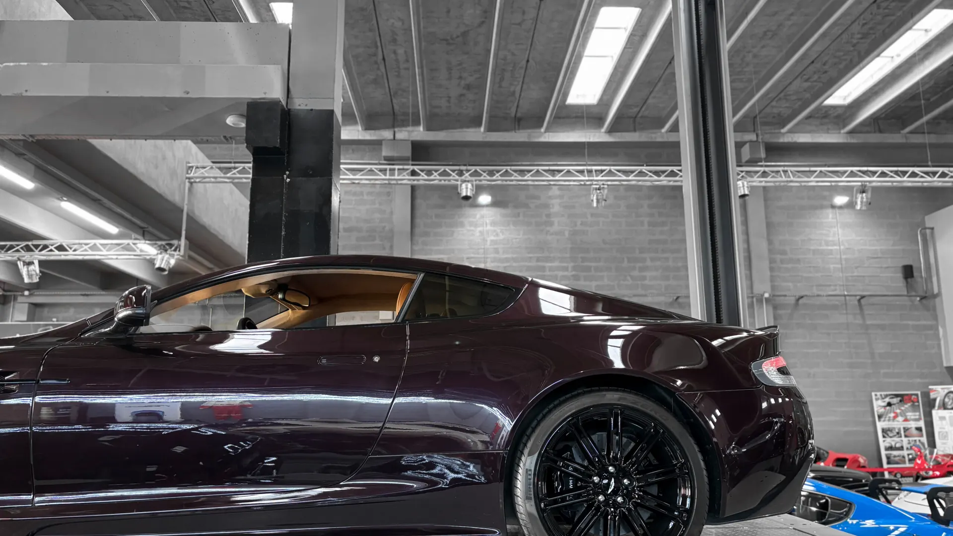 Aston Martin DBS — photo 10