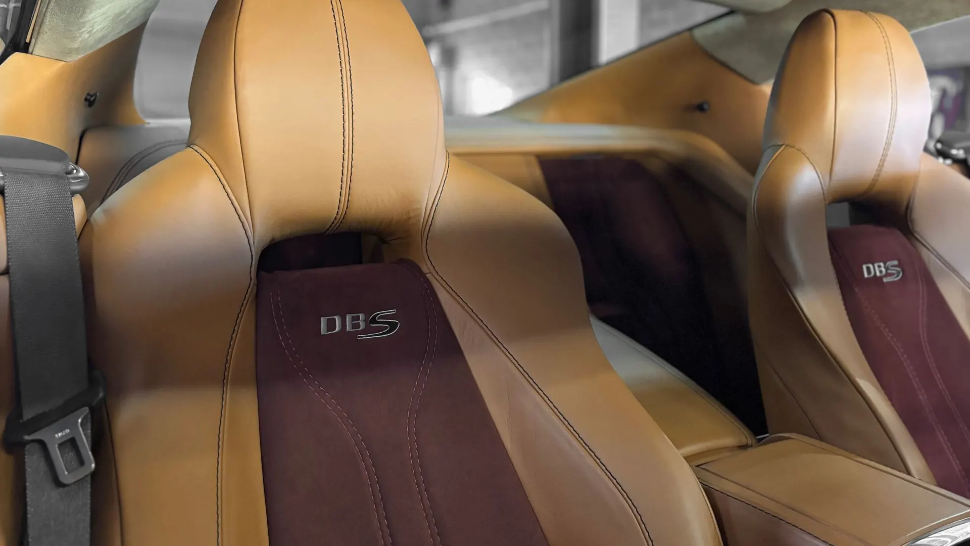 Aston Martin DBS — photo 15