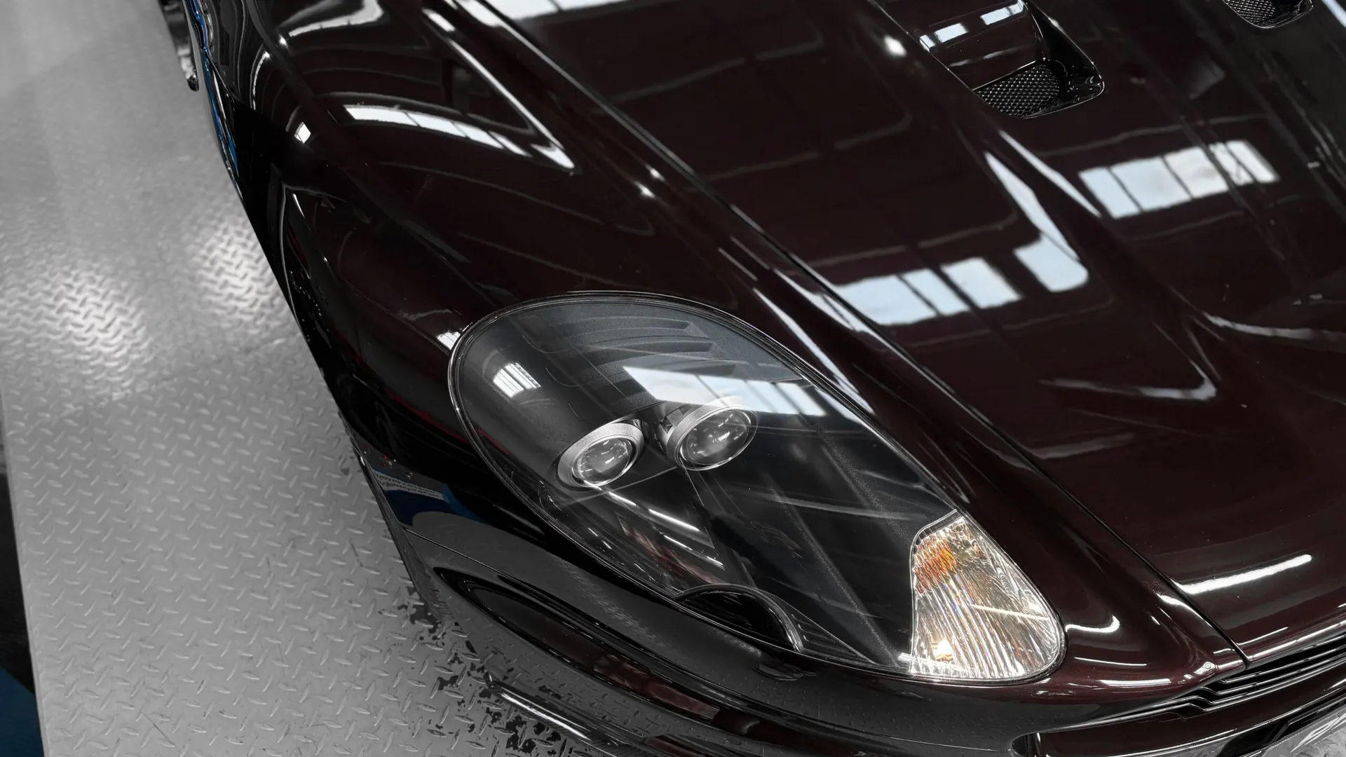 Aston Martin DBS — photo 24